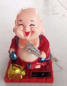 网红汽车创意摆件太阳能弥勒佛扇扇子点头敲木鱼小和尚店铺装饰品
