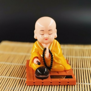 网红汽车创意摆件太阳能弥勒佛扇扇子点头敲木鱼小和尚店铺装饰品