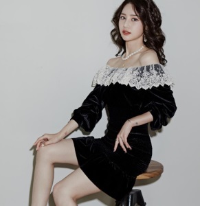 蕾丝拼接黑白撞色小礼服女2020秋冬装设计感显瘦包臀连衣短裙修身