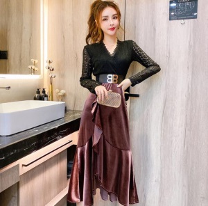 女人味蕾丝丝绒连衣裙2020秋冬新款礼服V领假两件修身包臀鱼尾裙