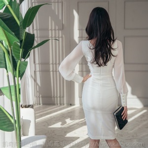白色职业女装2021春夏新款名媛范气质修身褶皱开叉深V高腰连衣裙