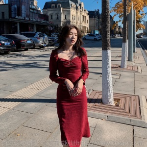 赫本风法式度假女装2021春新款红色气质方领收腰显瘦礼服裙敬酒服