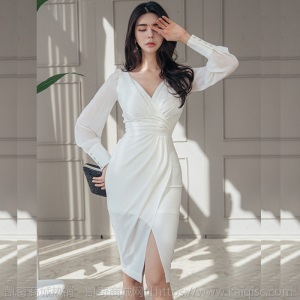 白色职业女装2021春夏新款名媛范气质修身褶皱开叉深V高腰连衣裙