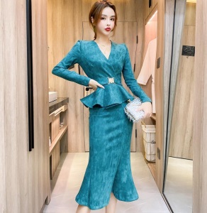 修身显瘦鹿皮绒连衣裙荷叶边气质鱼尾裙显身材秋冬V领女装设计感