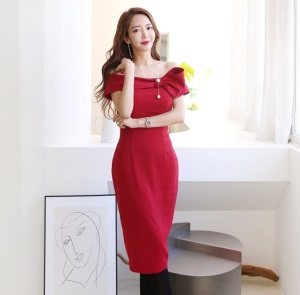 红色年会小礼服女2021春装新款露肩修身设计感包臀连衣一步裙开叉