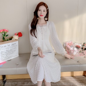 温柔风白色蕾丝仙女裙2021春季新款法式收腰花边小礼服方领连衣裙