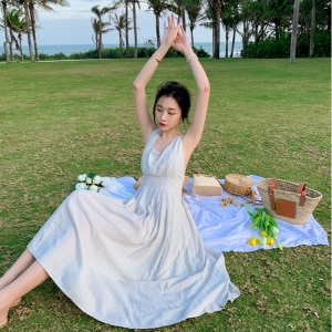春装2021年新款吊带连衣裙海边度假裙露背沙滩裙气质女神收腰显瘦