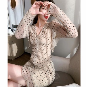小爱心V领长袖连衣裙女2021春装新款收腰紧身荷叶边褶皱包臀礼服