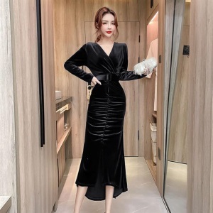 金丝绒紫色晚礼服女神范2020秋冬装新款褶皱气质修身显瘦包臂长裙