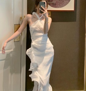 沙滩裙女海边度假三亚女神范挂脖荷叶边气质连衣裙收腰白色礼服裙