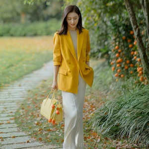 明星佟丽娅黄色西装外套女早春穿搭2021休闲廓感设计感西服两件套