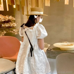 赫本风可盐可甜气质女神范连衣裙法式小个子方领泡泡袖a字公主裙