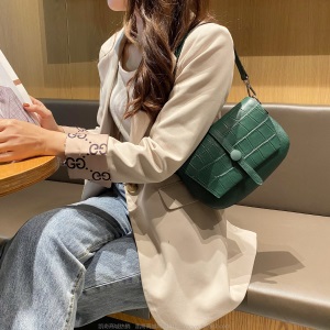 真皮女包2021新款时尚韩版潮流设计鳄鱼纹翻盖单肩斜挎腋下邮差包
