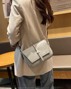 真皮女包2021新款时尚韩版潮流设计鳄鱼纹翻盖单肩斜挎腋下邮差包