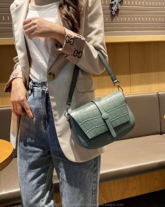 真皮女包2021新款时尚韩版潮流设计鳄鱼纹翻盖单肩斜挎腋下邮差包