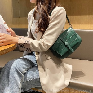 真皮女包2021新款时尚韩版潮流设计鳄鱼纹翻盖单肩斜挎腋下邮差包