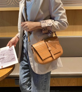 真皮女包2021新款时尚韩版潮流设计鳄鱼纹翻盖单肩斜挎腋下邮差包