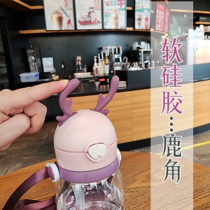 卡通动物鹿角吸管儿童塑料背带水杯户外运动水壶学生550ml十元店