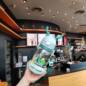 卡通动物鹿角吸管儿童塑料背带水杯户外运动水壶学生550ml十元店