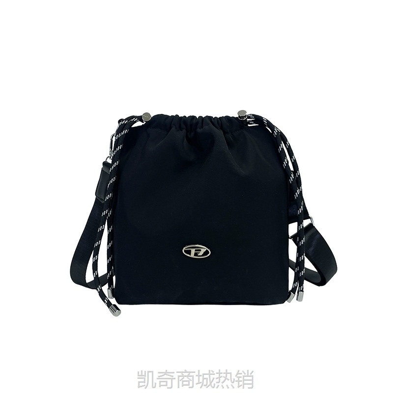 流行包包高级感单肩斜挎牛津布包宽肩琮小众独特小包包抽绳水桶包