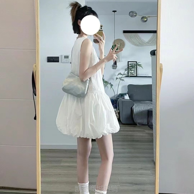银色缎面水桶包包女士2024新款潮高级质感小众通勤简约单肩斜挎包