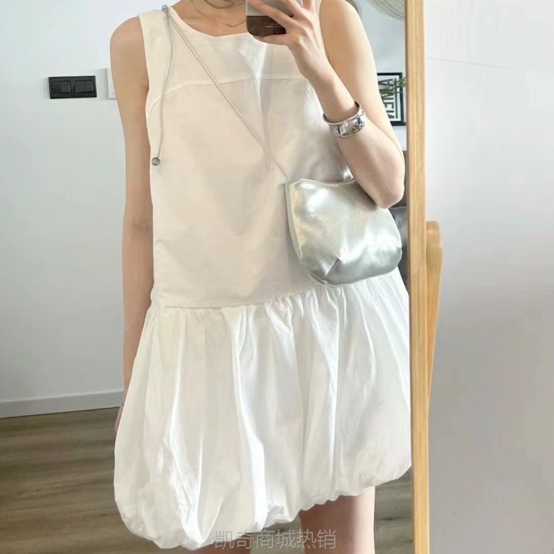 银色缎面水桶包包女士2024新款潮高级质感小众通勤简约单肩斜挎包