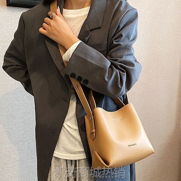秋冬简约百搭水桶包小众大容量包包女2024新款时尚休闲通勤单肩包