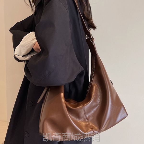 秋冬复古大容量包包女2024新款流行质感百搭斜挎包时尚单肩水桶包