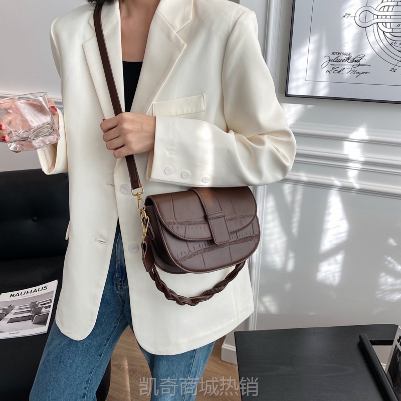 今年流行的包包2024新款潮秋冬网红单肩马鞍包斜挎包女百搭ins小