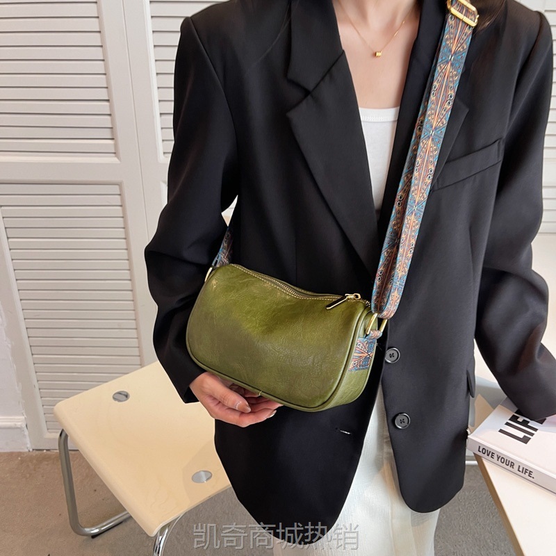 小众设计百搭宽肩带斜挎包包女夏季2022新款时尚单肩波士顿枕头包