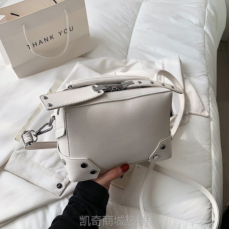 枕头时尚新款潮铆钉包包女网红单肩包时尚纯色斜挎包跨境小方包女