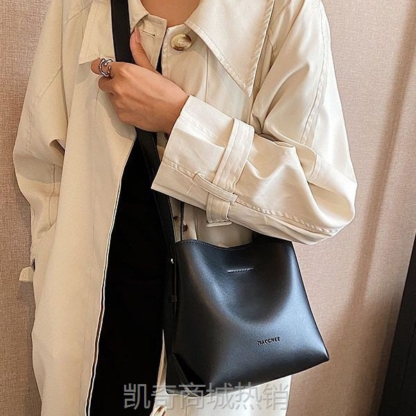 秋冬简约百搭水桶包小众大容量包包女2024新款时尚休闲通勤单肩包