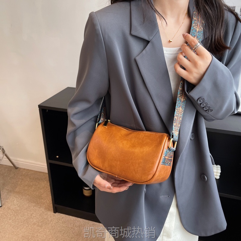小众设计百搭宽肩带斜挎包包女夏季2022新款时尚单肩波士顿枕头包