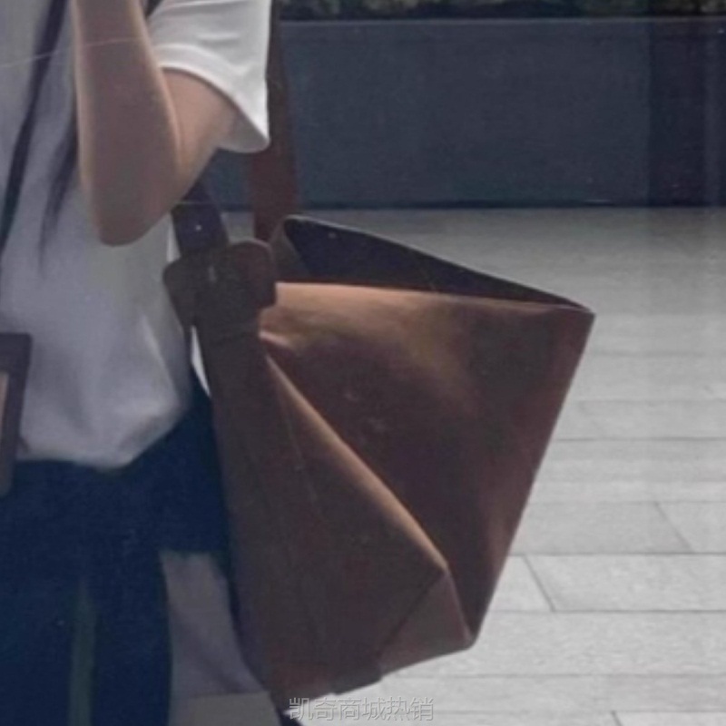 CDIWRI&KARI小众设计复古水桶包女2024新款大容量通勤单肩腋下包
