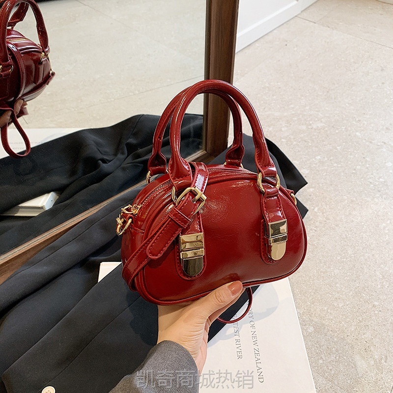 小众手提保龄球包包女士2024新款春夏时尚质感贝壳包百搭斜挎小包