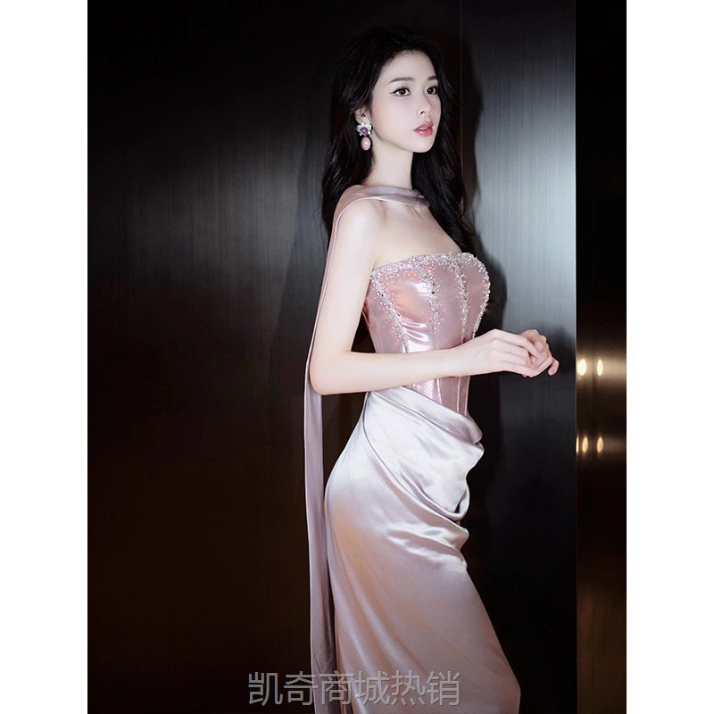 粉色敬酒服晨袍2024新款高级感宴会气质主持人抹胸新娘订婚礼裙女
