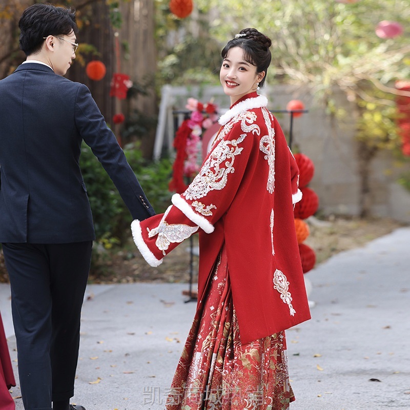 春季敬酒服新娘中式汉服加厚披肩结婚回门出阁服2024新款订婚礼服