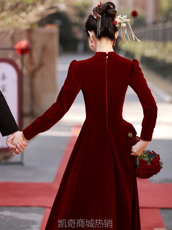 旗袍敬酒服新娘2024新款丝绒显白结婚订婚礼服连衣裙平时可穿回门
