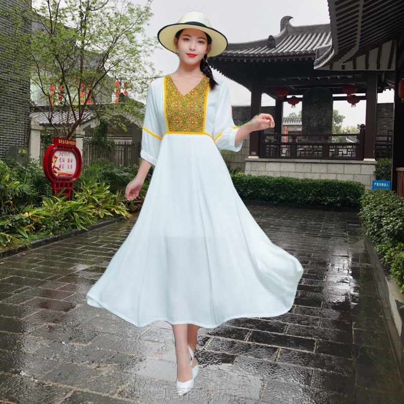 2023夏季新款民族风女士绣花连衣裙 云南新疆旅游度假沙滩裙批发