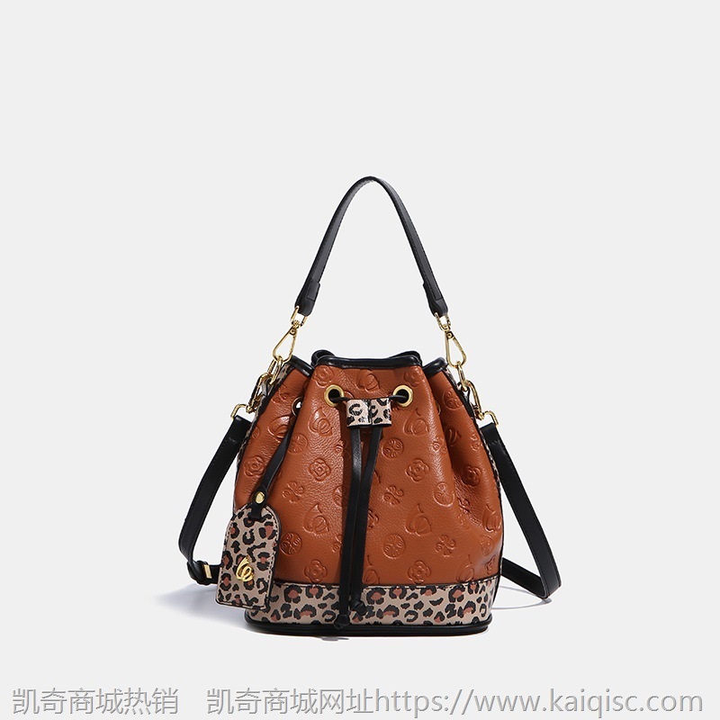 压花抽绳水桶包女包2021新款时尚百搭豹纹拼色斜挎包质感女单肩包