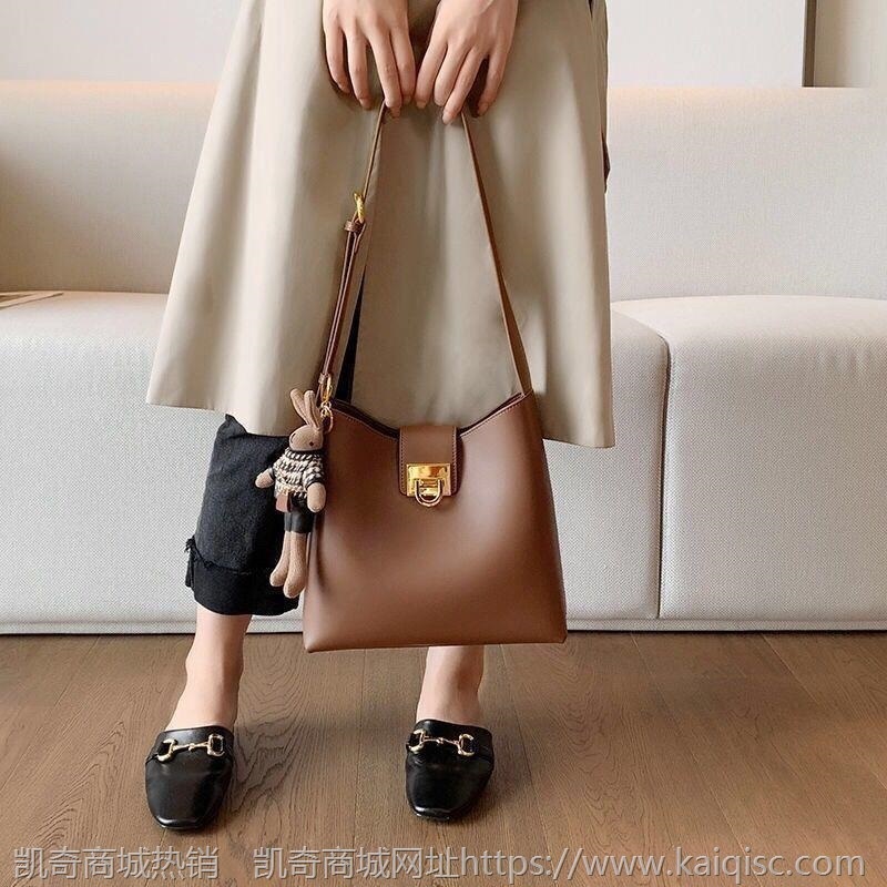 真皮牛皮包包女新款潮时尚通勤纯色水桶包百搭单肩斜挎女包