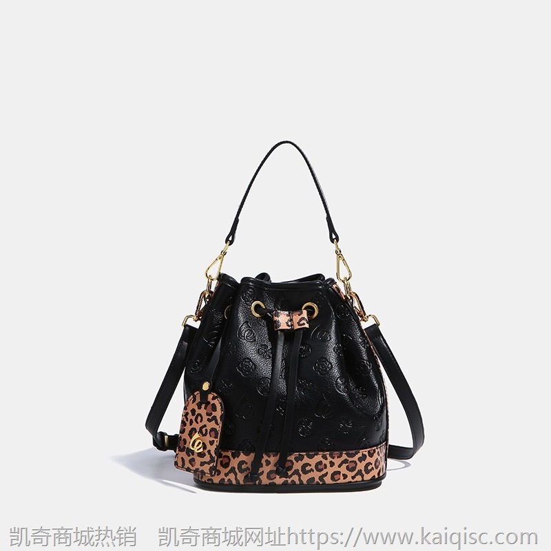 压花抽绳水桶包女包2021新款时尚百搭豹纹拼色斜挎包质感女单肩包