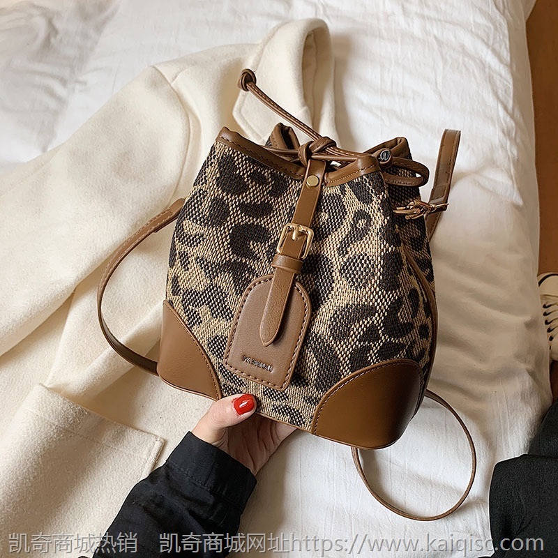 豹纹水桶包女2021新款网红直播款时尚ins潮流抽绳单肩斜挎包凯奇