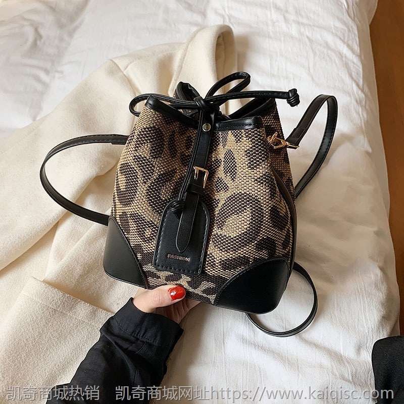 豹纹水桶包女2021新款网红直播款时尚ins潮流抽绳单肩斜挎包凯奇