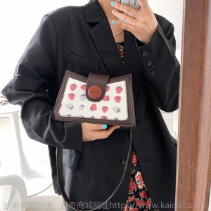 今年流行小包包女2021新款潮印花草莓可爱单肩斜挎包韩版洋气方包