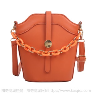 包包女2021春新款斜挎包纯色pu水桶包包亚克力链条斜挎包一件代发