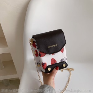 上新2021包包女韩版小清新草莓印花单肩斜挎包网红洋气休闲小包包