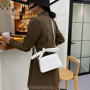 今年流行洋气包包女2021新款潮时尚质感斜挎包网红韩版手提兔子包