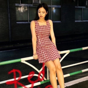 2020新款夏明星Jennie金珍妮ins同款红色格子吊带裙女连衣裙显瘦