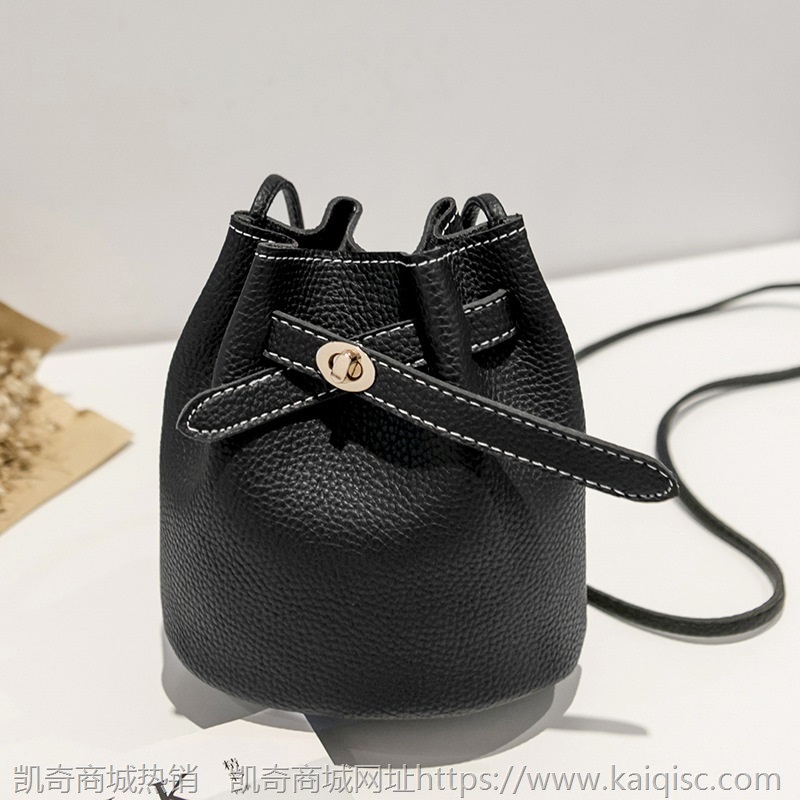 广州货源2021新款简约水桶包 宽带锁扣小包包 韩版休闲纯色单肩